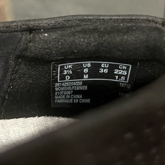 Cloudsteppers by Clarks soft cushion sole.  EUC size 6 - Picture 5 of 5